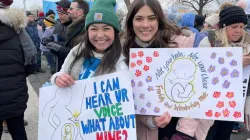 Yuni und Natalie Wu kamen aus Kentucky: Marsch für das Leben in Washington, D.C., am 21. Januar 2022.  / Katie Yoder/CNA