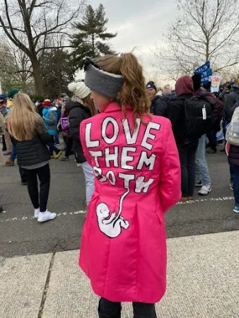 Eine Frau trägt eine Botschaft für ungeborene Kinder und deren Mütter auf ihrem Mantel vor dem Obersten Gerichtshof der USA beim March for Life in Washington, D.C., am 21. Januar 2022.

