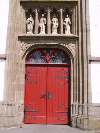 Kirchenportal mit den Figuren der des hl. Bernhard von Clairvaux und den drei Gründeräbten des Zisterzienserordens