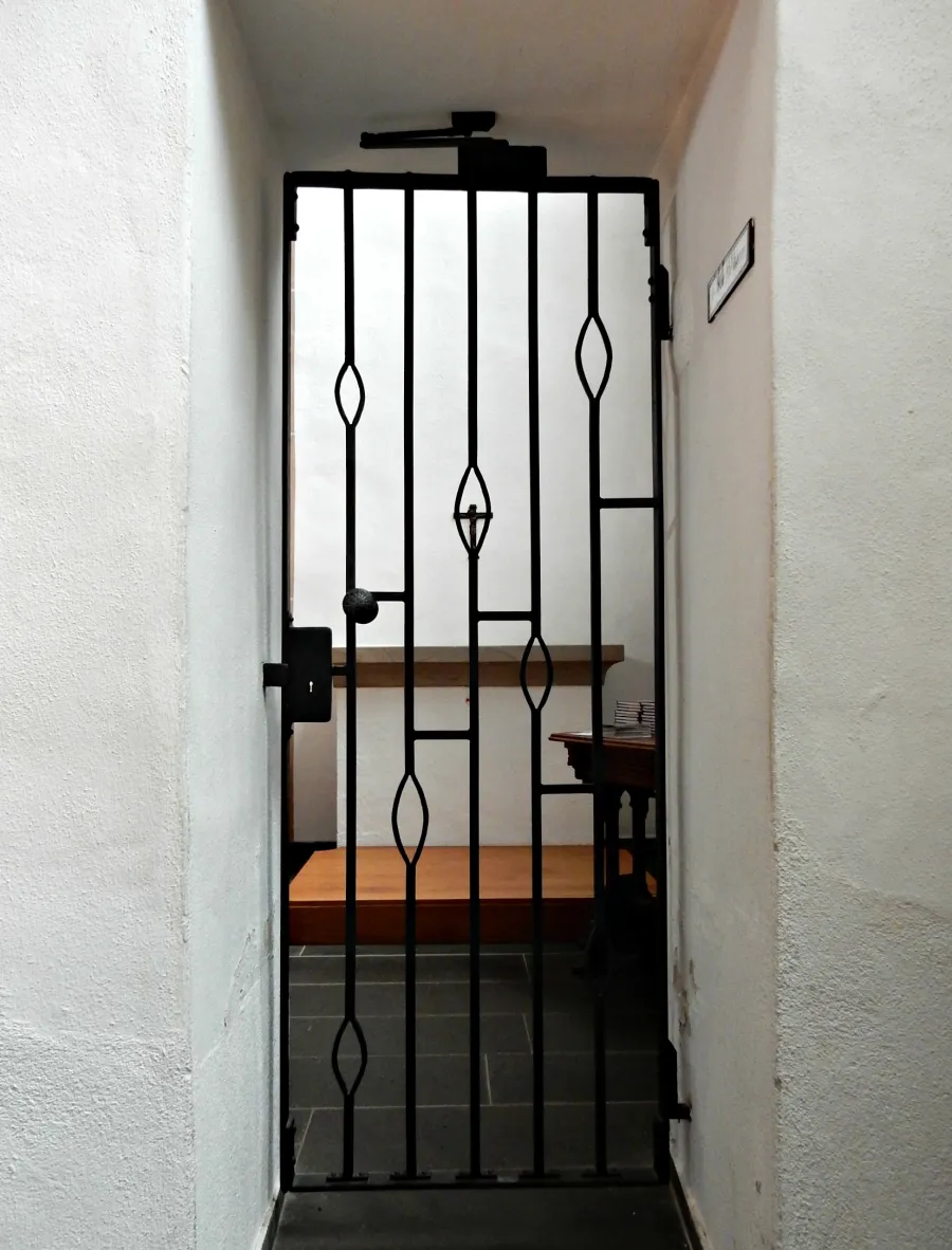 Verschlossene Eingangstür zum Kirchenschiff