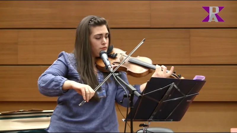 Mariela Shaker an der Geige