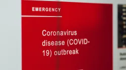 Warnschild zum Ausbruch der Coronavirus-Krankheit COVID-19 / Markus Spiske / Unsplash (CC0) 