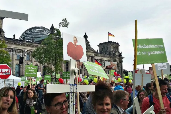 Marsch für das Leben: Teilnehmer vor dem Reichstag am 17. September 2017. / EWTN.TV / Rudolf Gehrig