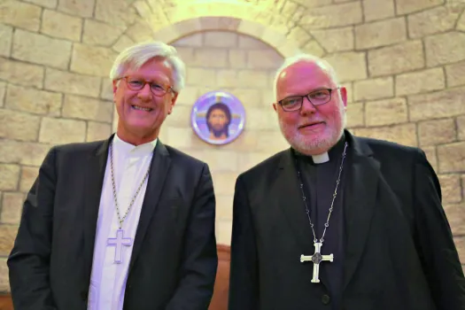 Landesbischof Heinrich Bedford-Strohm (links) mit Kardinal Reinhard Marx in der Abtei Dormitio. / CNA/Daniel Ibanez