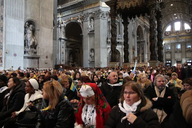 Der vollbesetzte Petersdom. 6.000 Migranten und Flüchtlinge nahmen an der Messe teil