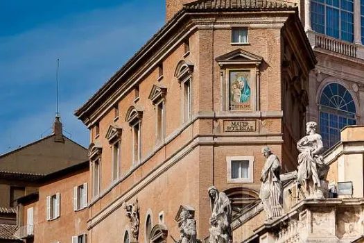 Mutter der Kirche: Das Marienbild "Mater Ecclesiae" am Petersplatz in Rom. / Wikimedia / Bolando (CC0)
