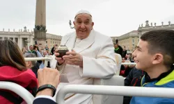 Papst Franziskus mit Mate Tee / Vatican Media