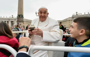 Papst Franziskus mit Mate Tee / Vatican Media