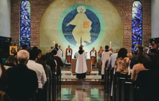 Heilige Messe (Referenzbild) / Mateus Campos Felipe / Unsplash (CC0) 