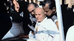 13. Mai 1981 auf dem Petersplatz: Ein von Schüssen getroffener Papst Johannes Paul II. bricht zusammen.
 / Audycje Radiowe/YouTube