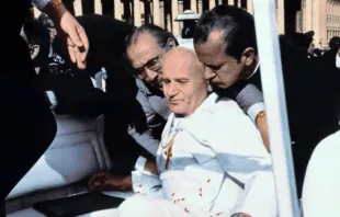 13. Mai 1981 auf dem Petersplatz: Ein von Schüssen getroffener Papst Johannes Paul II. bricht zusammen.
 / Audycje Radiowe/YouTube