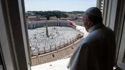 Papst Franziskus segnet die auf dem Petersplatz versammelten Pilger und Besucher am 24. Mai 2020. / Vatican Media / CNA Deutsch