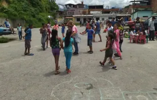 Spielende Kinder im Viertel La Dolorita (Referenzbild).  / MCR Venezuela
