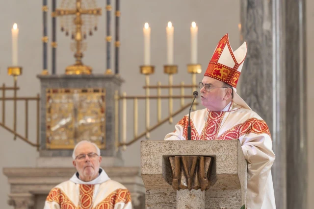 Bischof Meier: Priester dürfen sich „niemals als etwas Besseres fühlen“