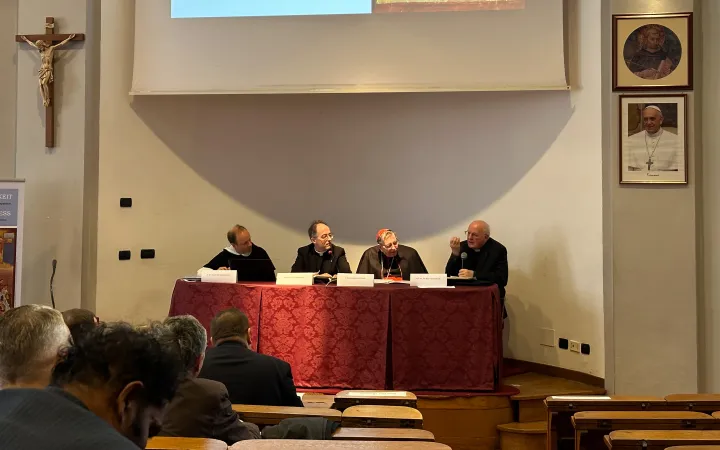 Beim dreitägigen Symposium mit dem Titel „Einheit und Einzigkeit“ war neben weiteren Theologen unter anderem auch Professor Karl-Heinz Menke (r.) als Redner eingeladen.