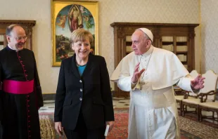 Angela Merkel zu Besuch bei Papst Franziskus im Jahr 2015. / Bundesregierung / Kugler