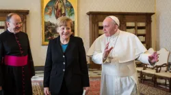 Angela Merkel zu Besuch bei Papst Franziskus im Jahr 2015. / Bundesregierung / Kugler