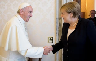 Papst Franziskus begrüßt Bundeskanzlerin Angela Merkel im Apostolischen Palast am 17. Juni 2017 / CNA / L'Osservatore Romano