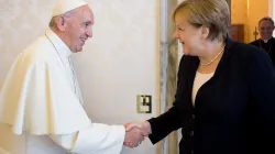 Papst Franziskus begrüßt Bundeskanzlerin Angela Merkel im Apostolischen Palast am 17. Juni 2017 / CNA / L'Osservatore Romano
