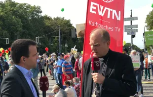 Der Augsburger Weihbischof Florian Wörner im Live-Interview mit dem katholischen Fernsehsender EWTN.TV beim "Marsch für das Leben" 2020 vor dem Brandenburger Tor in Berlin. / Martin Rothweiler / EWTN.TV