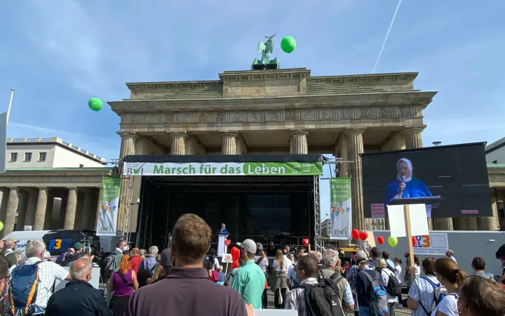 Die Kundgebung zum Marsch für das Leben 2020 fand direkt vor dem Brandenburger Tor statt.
