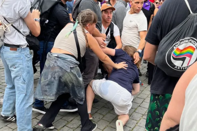 Übergriff auf einen Vertreter von sundaysforlife durch Gegendemonstranten beim Marsch für das Leben am 16. September 2023 in Köln