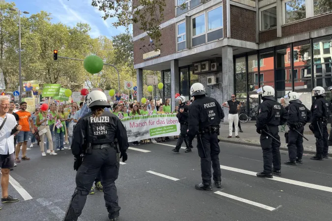 Polizisten stoppen den Marsch für das Leben in Köln am 16. September 2023