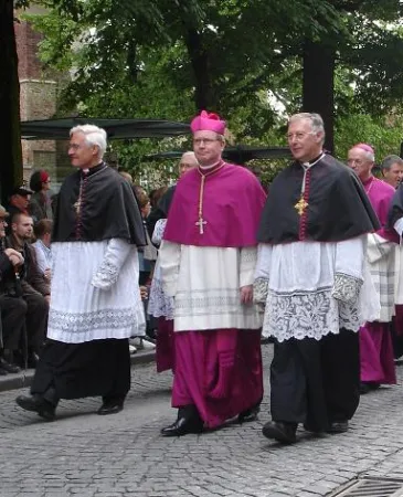 Kardinal Wim Eijk (Mitte), damals noch als Bischof, bei der Heilig-Blut-Prozession in Brügge im Jahr 2007.