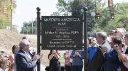 Michael Warsaw enthüllt das Strassenschild "Mother Angelica Way" am 16. September 2016. / EWTN/Mariela Hasburn 
