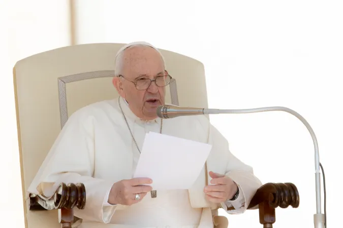 Papst Franziskus bei der Generalaudienz am 27. April 2022.