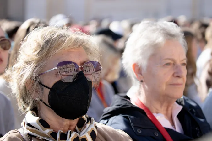 Senioren auf dem Petersplatz in Rom.