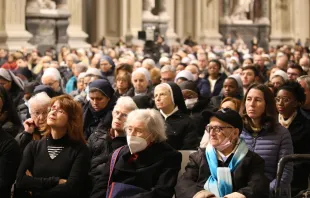 Zahlreiche Gläubige beteten für Benedikt XVI. in der Lateranbasilika in Rom am 30. Dezember 2022.  / Alan Köppschall / EWTN Vatican