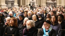 Zahlreiche Gläubige beteten für Benedikt XVI. in der Lateranbasilika in Rom am 30. Dezember 2022.  / Alan Köppschall / EWTN Vatican