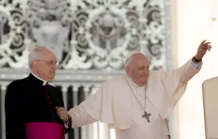 Papst Franziskus begrüßt die Gläubigen auf dem Petersplatz. Hier bei der Generalaudienz am 27. April 2022. / CNA Deutsch / Daniel Ibanez