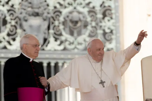 Papst Franziskus begrüßt die Gläubigen auf dem Petersplatz. Hier bei der Generalaudienz am 27. April 2022. / CNA Deutsch / Daniel Ibanez
