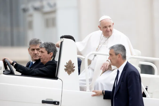 Papst Franziskus fährt im Papamobil über den Petersplatz.