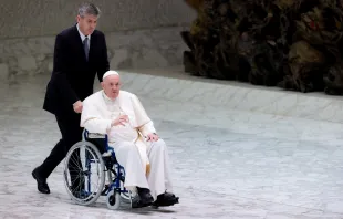 Papst Franziskus wird am 5. Mai 2022 im Rollstuhl zu einer Audienz in die Audienzhalle gebracht. / CNA Deutsch / Daniel Ibanez