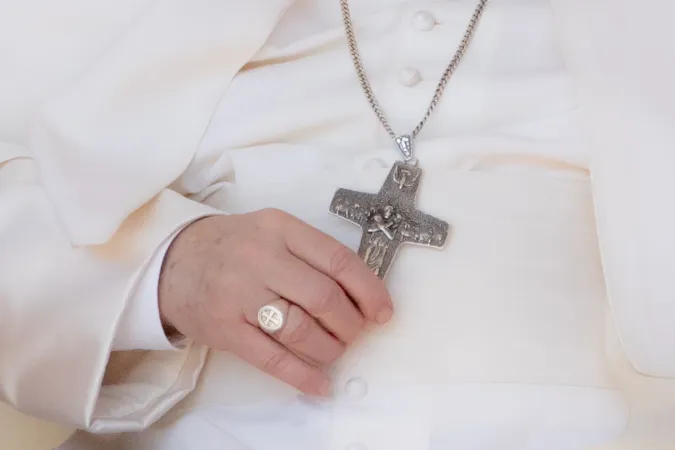 Blick auf das Brustkreuz von Papst Franziskus