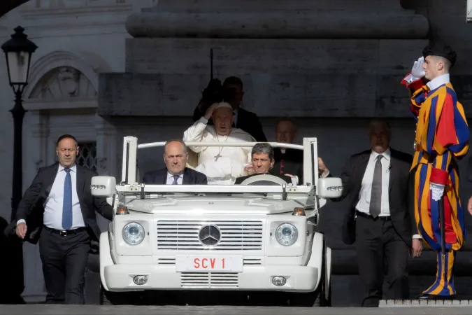 Papst Franziskus wird im Papamobil auf den Petersplatz gefahren, vorbei an der Schweizer Garde.