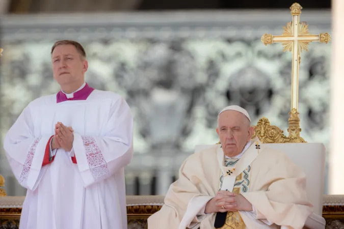 Papst Franziskus bei der Heiligsprechung am 15. Mai 2022.