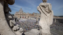 Blick auf den Petersplatz während der Heiligsprechung von unter anderem Charles de Foucauld und Titus Brandsma am 15. Mai 2022. / CNA Deutsch / Daniel Ibanez