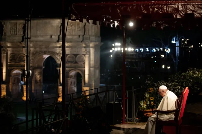 Papst Franziskus betete am Karfreitag, 15. April 2022, den Kreuzweg am Kolosseum in Rom.