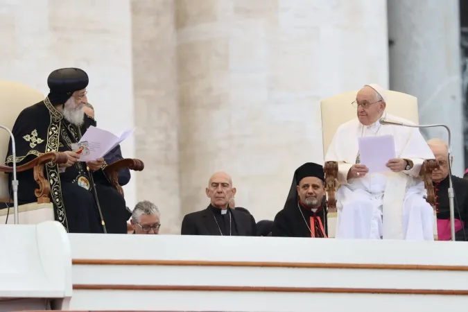 Papst Franziskus und das Oberhaupt der koptisch-orthodoxen Kirche von Alexandria, Papst Tawadros II, am 10. Mai 2023 auf dem Petersplatz.