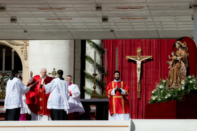 Papst Franziskus an Palmsonntag 2022 auf dem Petersplatz in Rom.