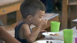Ein Migrantenkind erhält in der Casa de Paso "Divina Providencia" in Cucuta Mittagessen. / David Ramos/ACI Prensa