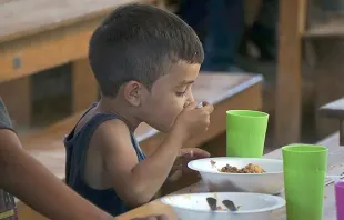 Ein Migrantenkind erhält in der Casa de Paso "Divina Providencia" in Cucuta Mittagessen. / David Ramos/ACI Prensa