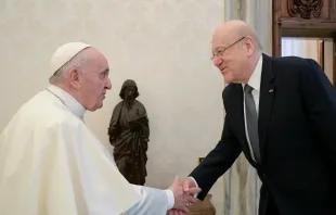 Papst Franziskus mit dem libanesischen Premierminister Najib Mikati am 25. November 2021 /  Vatican Media/CNA Deutsch