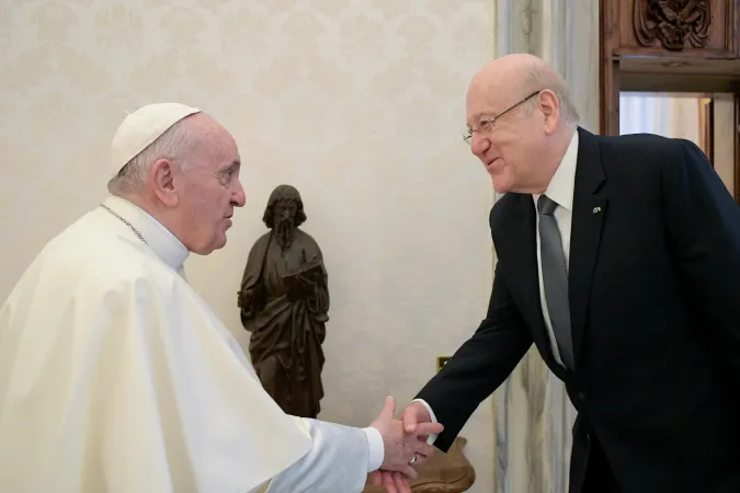 Papst Franziskus mit dem libanesischen Premierminister Najib Mikati am 25. November 2021