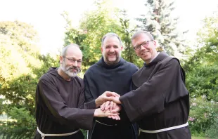 Einig im Blick auf eine mögliche Wiedervereinigung: die drei Provinziale von Deutschland (von links): Marinus Parzinger OFMCap (Kapuziner), Bernhardin M. Seither OFMConv (Minoriten), Cornelius Bohl OFM (Franziskaner) / Bistum Limburg