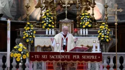 Papst Franziskus feiert die heilige Messe am Weißen Sonntag, 19. April 2020. / Vatican Media